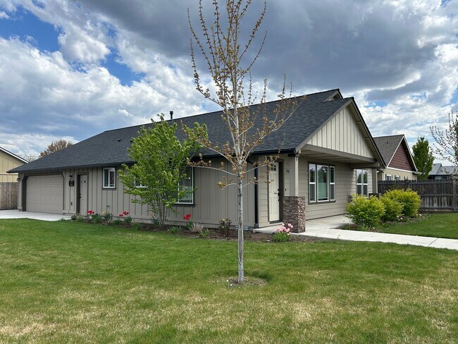 Foto del edificio - Corner Lot 3 Bed / 2 Bath Home with RV Parking – NW Redmond