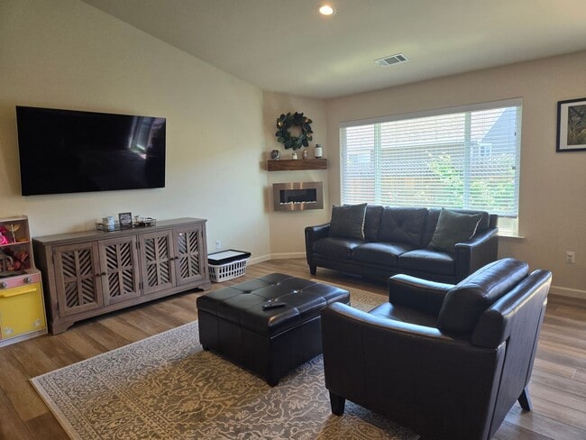 Building Photo - Recently constructed McKinleyville home fe...