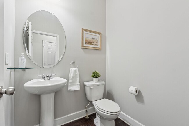 Building Photo - Stylish Unfurnished Townhome in Gated Comm...