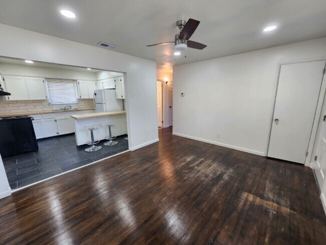 Foto del edificio - Welcome Home to 1715 Martin Luther King - *Move in Special - $0 Deposit option* - Please read the...