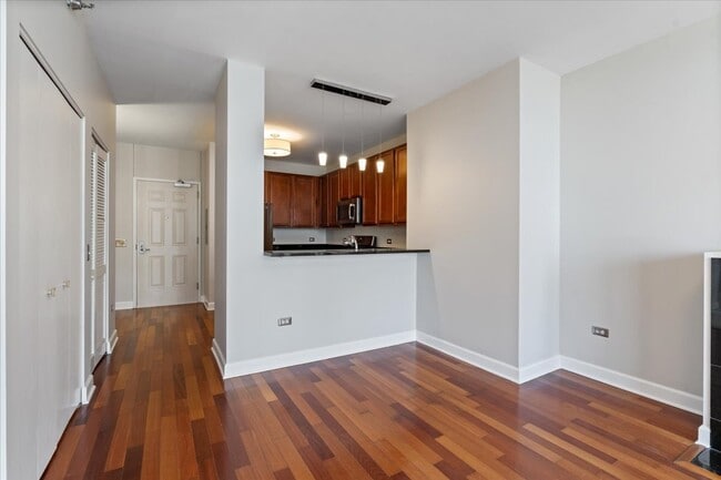 Building Photo - 1600 S Prairie Ave