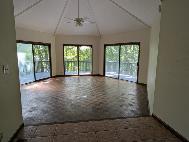 Foto del edificio - 1118 Longview Dr