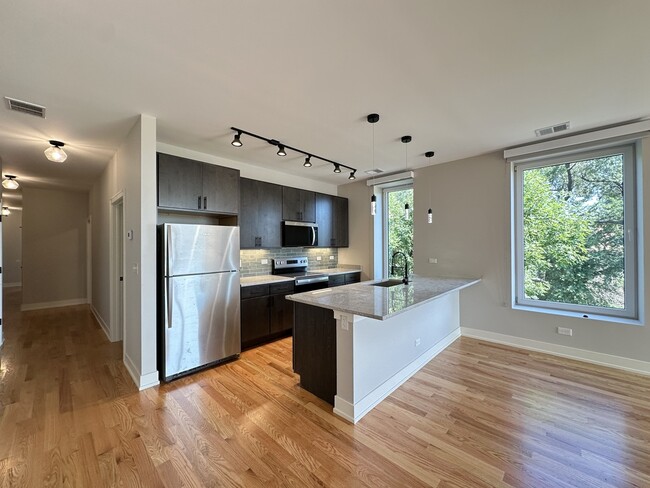 Building Photo - 2100 W 18th Pl