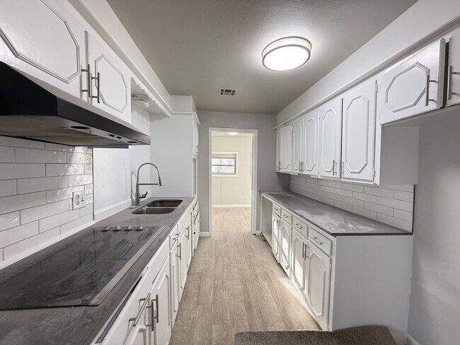 Building Photo - 6521 N Lottie Ave