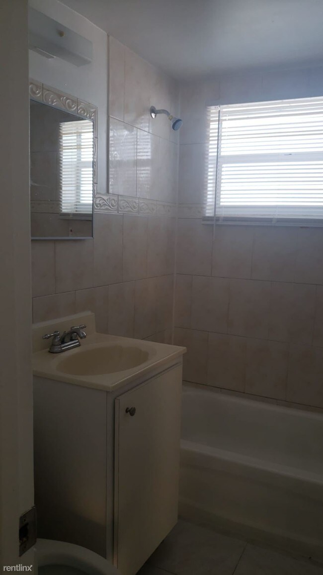 Building Photo - 1 br, 1 bath Apartment - 1939 N Glades Dr 3
