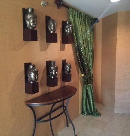 Entry Art - 1221 Victoria St