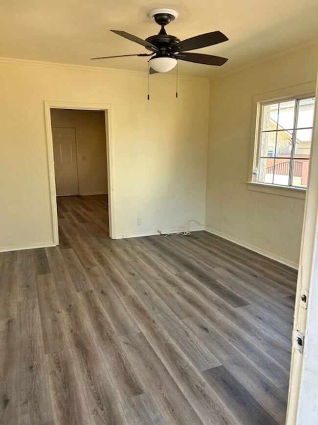 Building Photo - 649