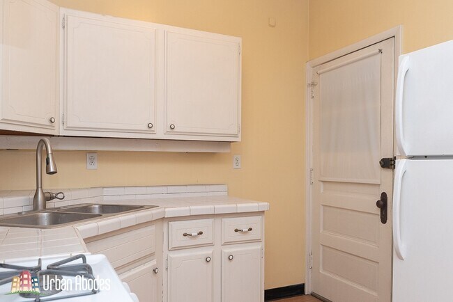 Building Photo - 4502 N HERMITAGE Ave