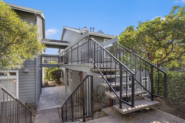 Foto del edificio - CANYON MEADOWS - Pleasanton's highly desired hidden gem complex...