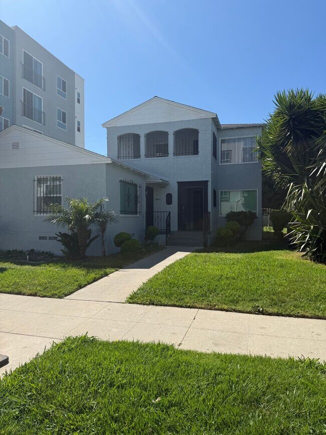 Foto del edificio - FOR RENT — COMPLETELY REMODELED Apartment