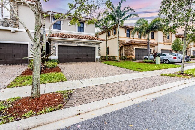Building Photo - 9596 Town Parc Cir S