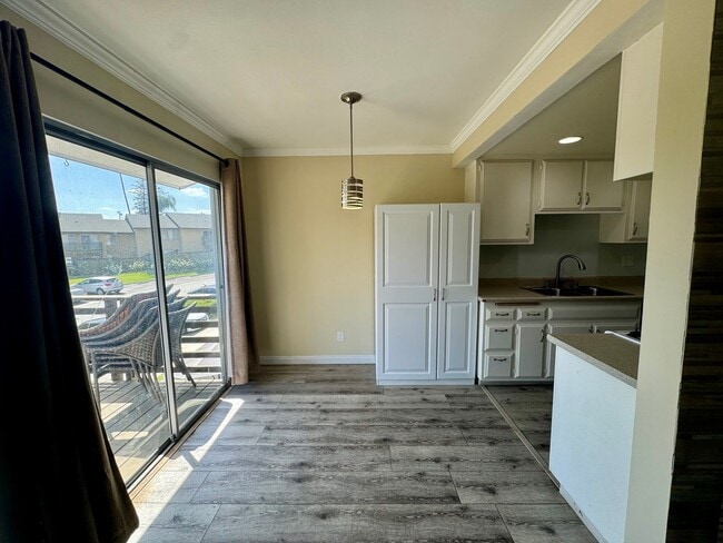 Foto del edificio - 1360 W Lambert Rd