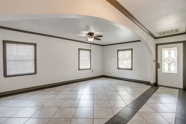 Building Photo - Spacious 2 Bed, 1 Bath Home in Riverside R...