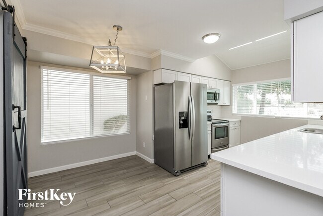 Foto del edificio - 5359 E Elmwood St