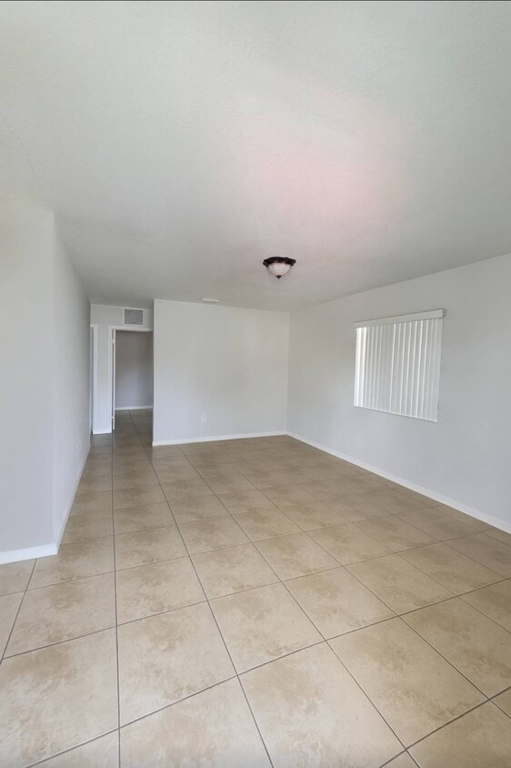 Foto principal - 3392 SW 24th St
