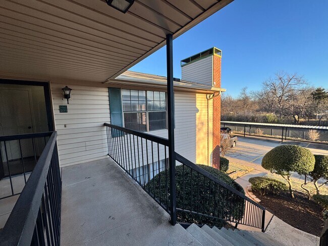 Foto del edificio - Beautifully Updated 2BR/2BA Condo in Gated Community – Modern Finishes & Pool Access