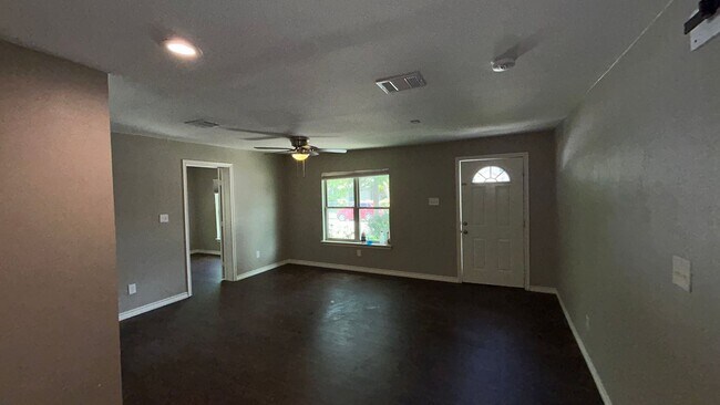 Building Photo - Charming 3 Bedroom/3 Bath Near TCU