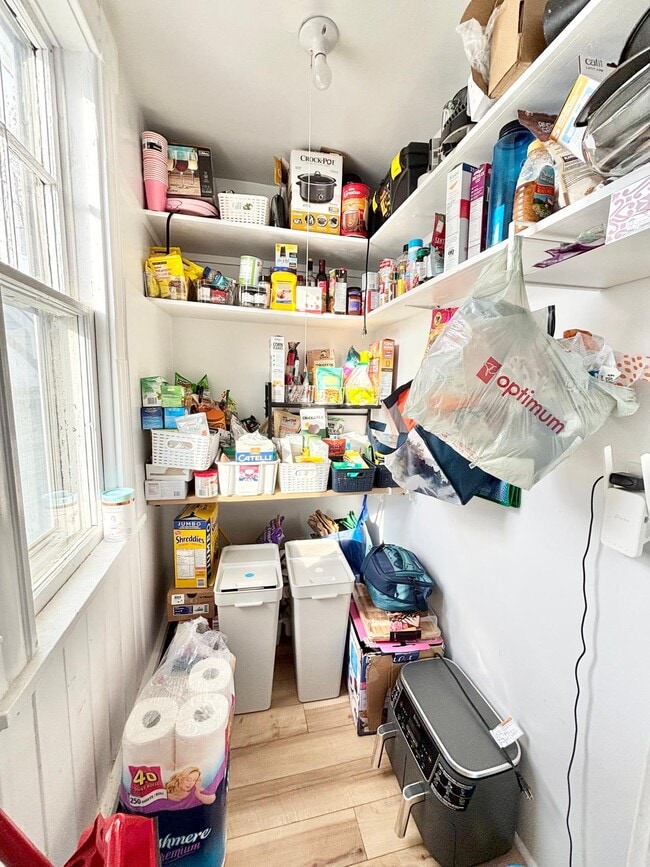 Photo du bâtiment - 2 Bedroom / 1 Bathroom Apartment for Rent – Available January 1st