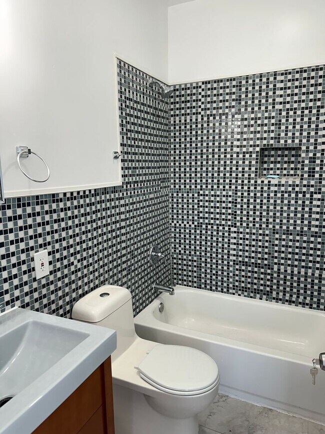 Foto del edificio - Newly Renovated, Spacious Home! W/D Hook-Up, Close to JHU, KKI and Public Transportation! Availab...