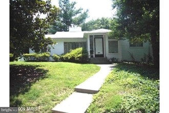 Building Photo - 5205 Saratoga Ave