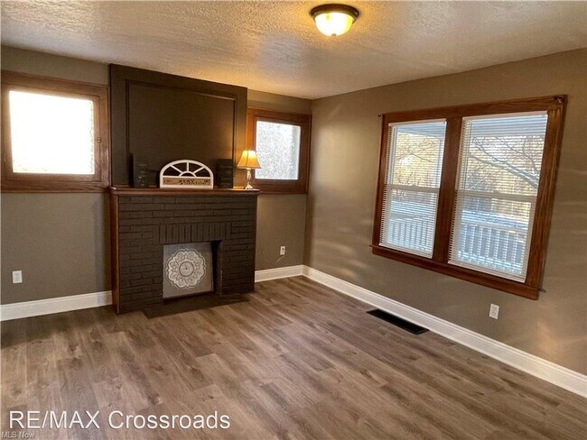 Building Photo - 3 br, 1 bath House - 1040 Burkhadt Ave