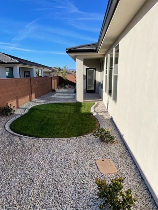 Building Photo - 3076 E Lavatera Dr