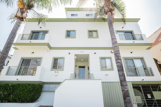 Foto del edificio - 1752 N Kingsley Dr.