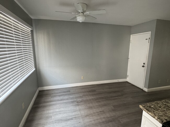 Dining area - 2206 N Broadway