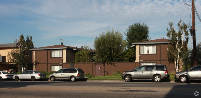 Apartamentos en 7733-7739 Laurel Canyon Blvd. - 7733-7739 Laurel Canyon Blvd