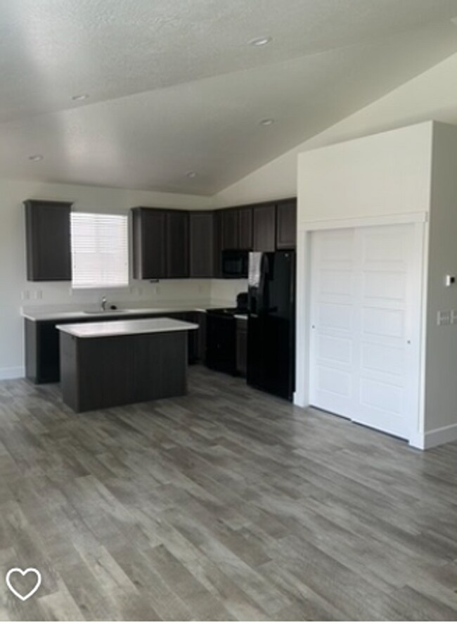Foto del edificio - For Rent in Pleasant Grove – 6-Bedroom Bea...