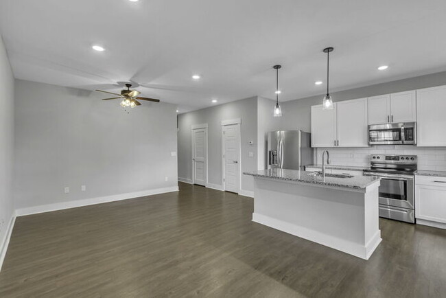 Building Photo - Modern 3 Bedroom Townhome on the Swamp Rab...