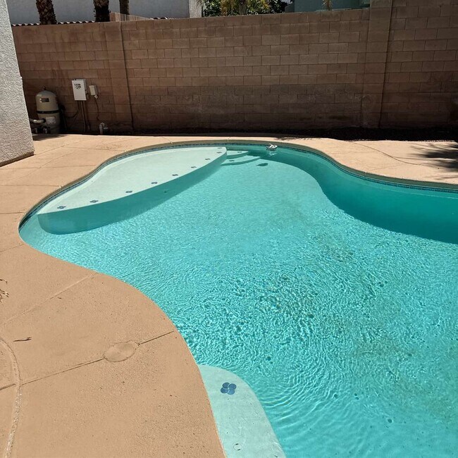 Foto del edificio - Spacious 4-Bedroom Retreat with Poolside O...