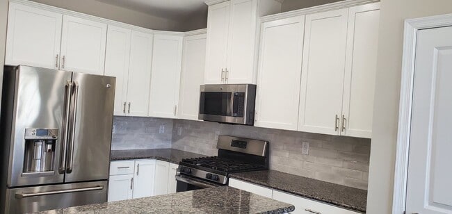 Building Photo - "Charming 3-Bedroom Retreat with 2.5 Baths in Charlotte's Heart – Spacious 1880 Sq Ft Gem!"