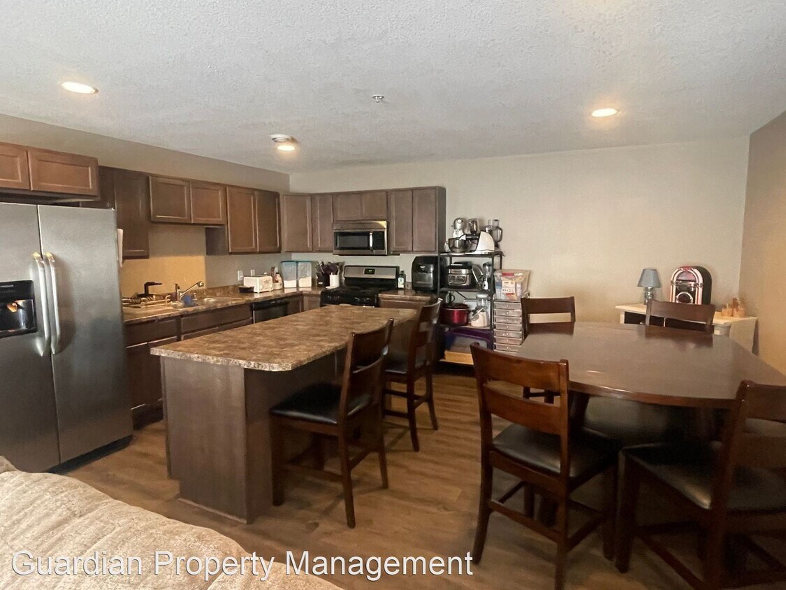 3 br, 2.5 bath Townhome 7922 210th St W Townhome Rentals in