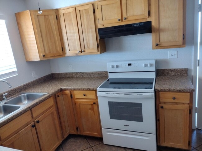 Building Photo - Case Grande - 3 bedroom 2 bath brick home ...