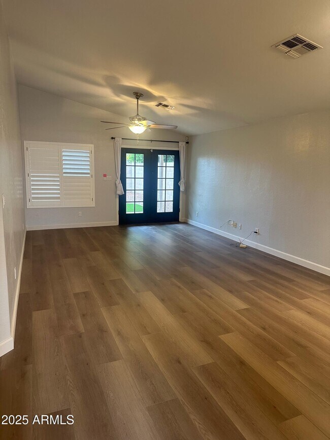 Foto del edificio - 8824 W Adam Ave