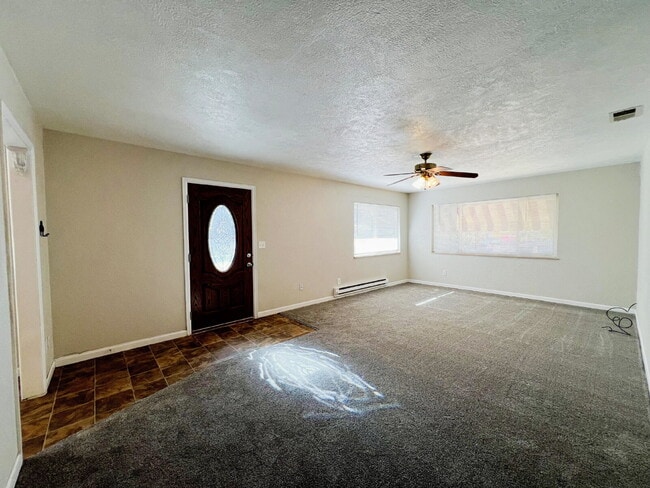 Building Photo - Charming West Side Upper-Level Duplex for ...