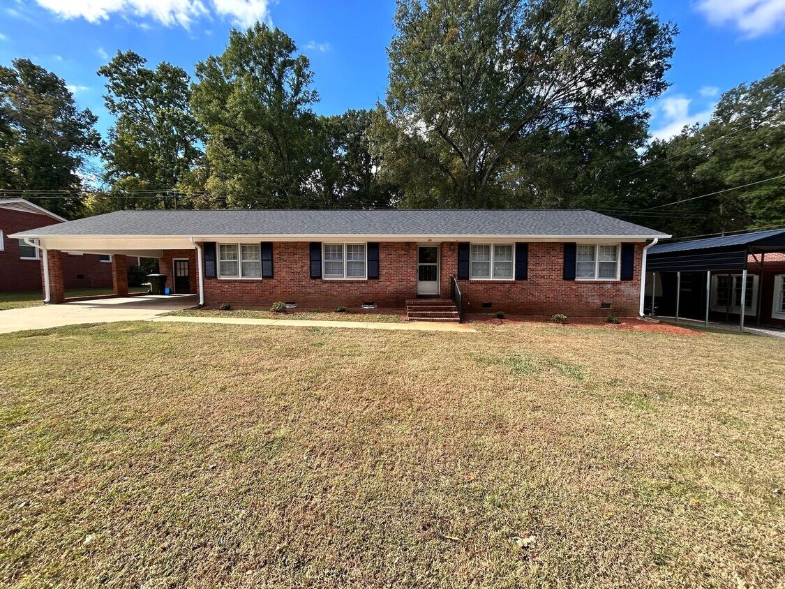 Primary Photo - 3 Bedroom, 2 Bathroom Winthrop Heights