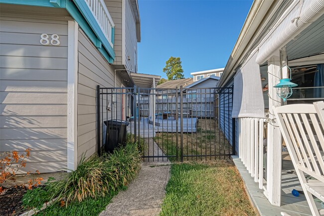 Building Photo - 88 Lakeview Village