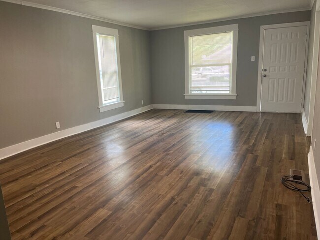 Building Photo - 304 E Park St