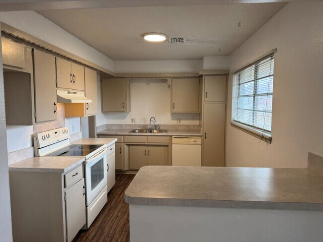 Foto del edificio - 2 bed 2 bath duplex refreshed with new flo...