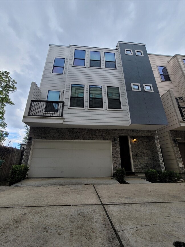 Building Photo - 1413 Holly St