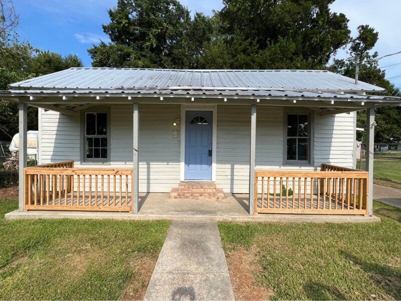 Primary Photo - 210 Marne St