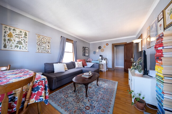 Foto del edificio - 4328 Bloomington Ave