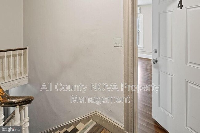 Building Photo - 305 9th St