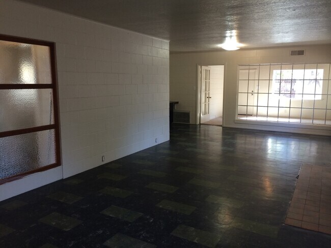 Foto del edificio - Home located steps from Downtown Davis & Campus