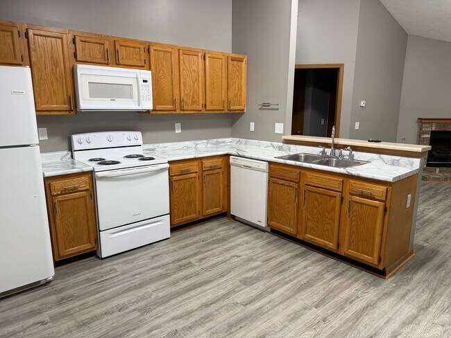 Foto del edificio - 2 bedroom, 2 full Bath, 2 car attached garage, West Lafayette duplex.