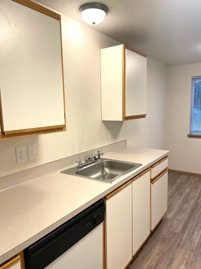 Building Photo - 1 bed 1 bath apartment on the Second floor!