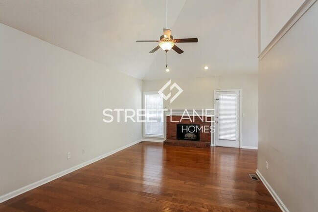 Building Photo - REDUCED!!