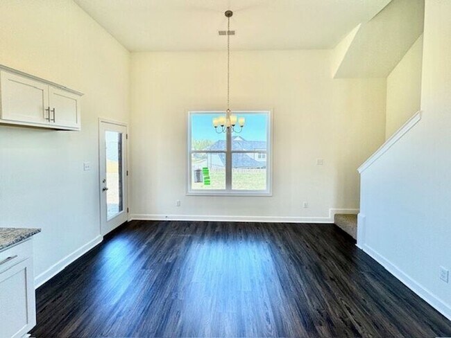 Foto del edificio - Move In Special! Now Leasing a 5-bedroom 3...
